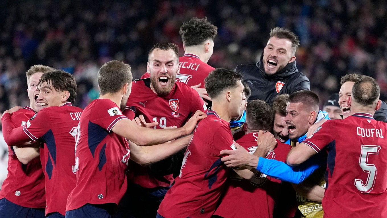Futbalisti Česka oslavujú postup po výhre nad Dánskom na MS vo futbale 2026.