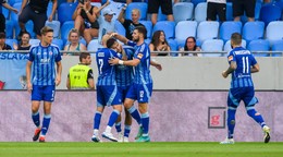 Futbalisti Slovana Bratislava sa tešia z gólu v zápase proti Košiciam.