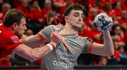 Vpravo Mads Hoxer z Aalborgu v zápase Ligy majstrov.