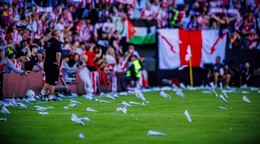 Fanúšikovia Rayo Vallecano zahádzali ihrisko papierovými lietadielkami