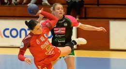 Na snímke zľava Katarína Pócsíková (Šaľa) a Tess Knapová (Quintus) v odvete 2. kola Európskeho pohára EHF v hádzanej žien.