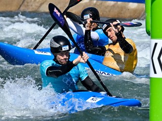 Uprostred slovenský vodný slalomár Jakub Grigar.