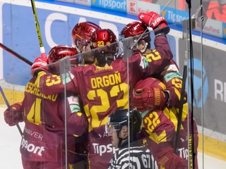 Hráči Trenčína sa tešia z gólu v zápase hokejovej Tipsport ligy.