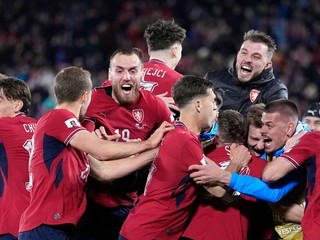 Futbalisti Česka oslavujú postup po výhre nad Dánskom na MS vo futbale 2026.