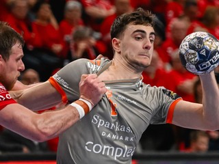 Vpravo Mads Hoxer z Aalborgu v zápase Ligy majstrov.