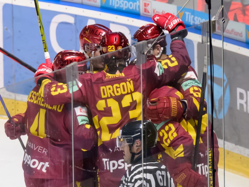 Hráči Trenčína sa tešia z gólu v zápase hokejovej Tipsport ligy.