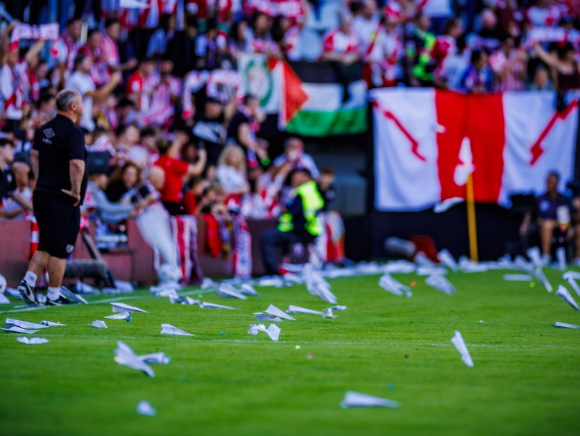 Fanúšikovia Rayo Vallecano zahádzali ihrisko papierovými lietadielkami