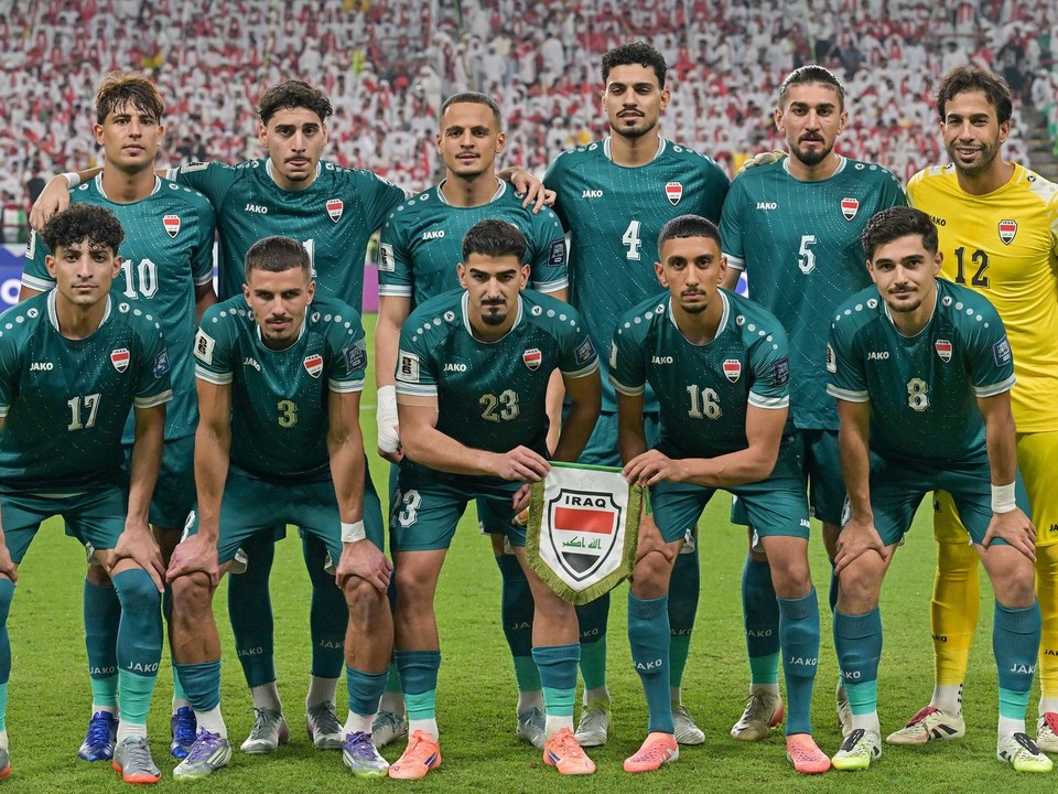 Irackí hráči pózujú pred začiatkom prvého zápasu play off ázijskej kvalifikácie MS 2026