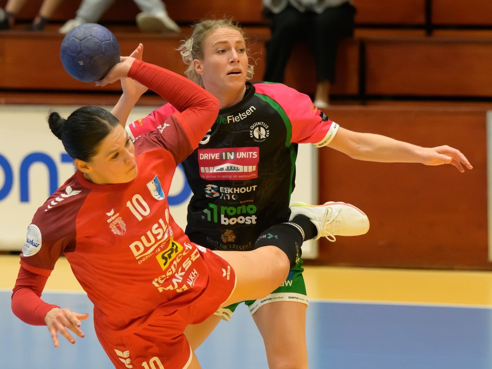 Na snímke zľava Katarína Pócsíková (Šaľa) a Tess Knapová (Quintus) v odvete 2. kola Európskeho pohára EHF v hádzanej žien.
