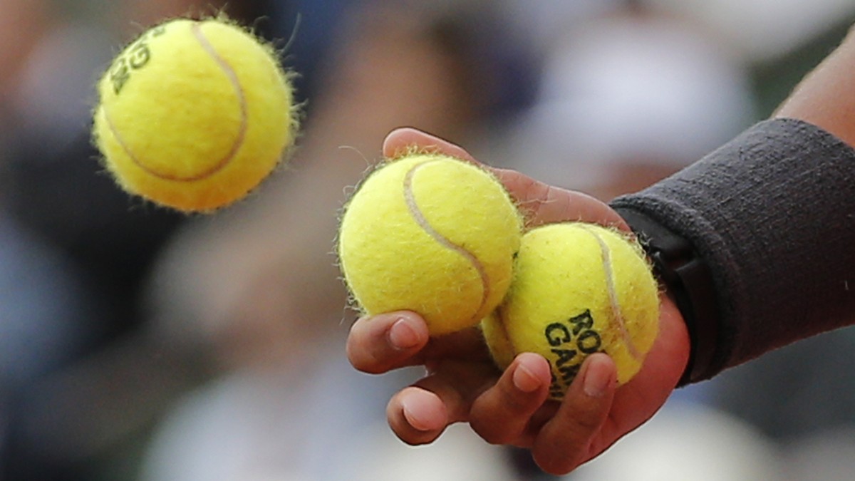 Tennis : En quoi les balles de tennis nuisent-elles à la santé des joueurs ?  Les critiques se multiplient