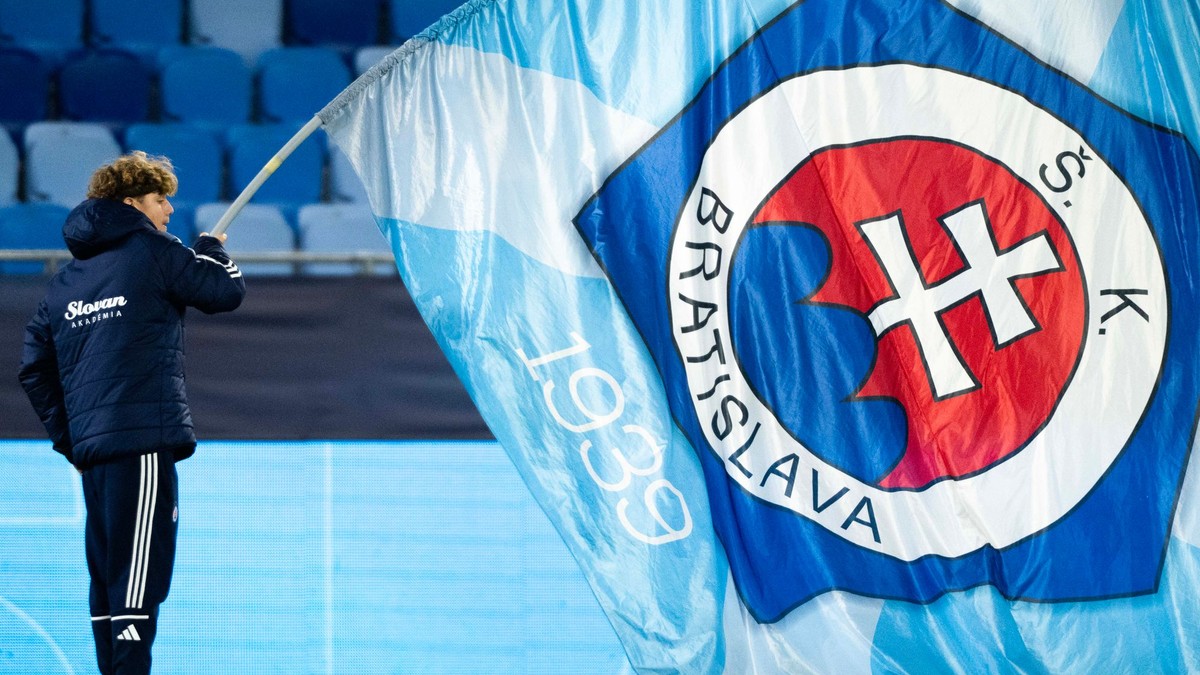 Na snímke hráč futbalovej akadémie ŠK Slovan Bratislava nesie vlajku pred dohrávkou 10. kola futbalovej Niké ligy ŠK Slovan Bratislava – MFK Ružomberok v Bratislave v stredu 3. decembra 2025. FOTO TASR – Jakub Kotian


- Slovensko
- šport
- futbal
- NL
- dohrávka
- kolo
- 10.
- Slovan
- Ružomberok
- BAX