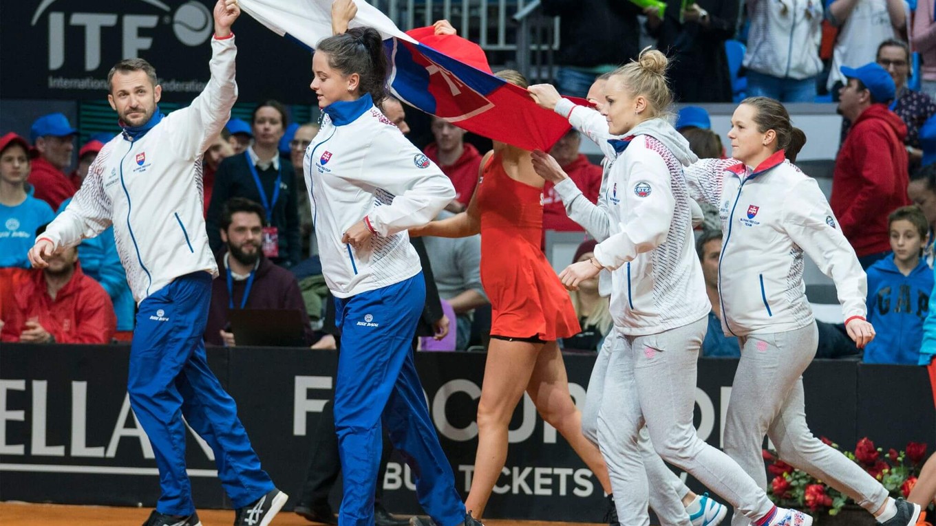 Kapitán slovenského fedcupového tímu Matej Lipták, jeho zverenkyne Viktória Kužmová, Rebecca Šramková a Jana Čepelová 