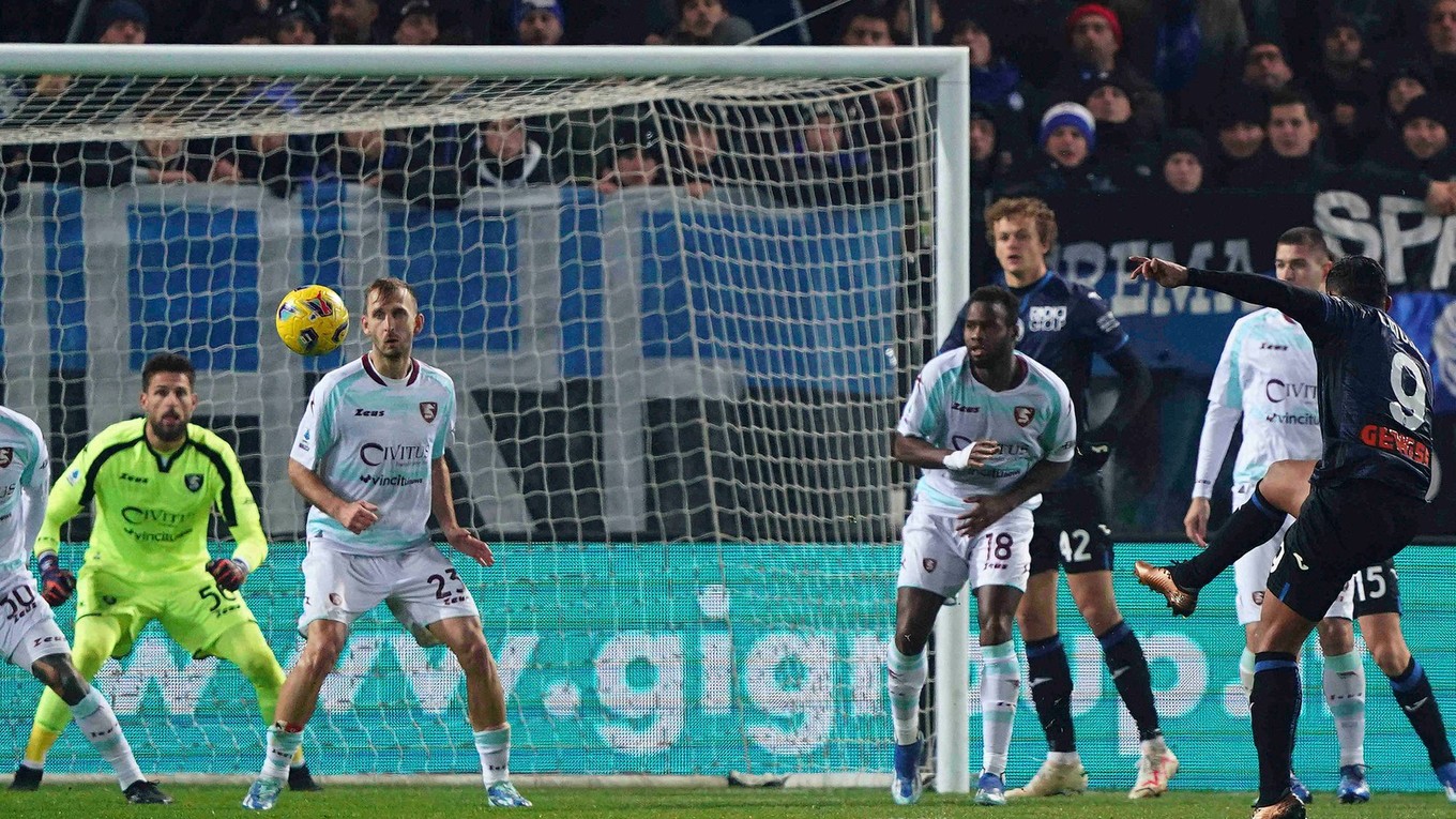 Hráč Atalanty Luis Muriel krásnym volejom dáva gól v zápase proti Salernitane. 