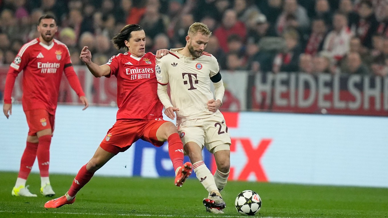Álvaro Carreras (v strede) a Konrad Laimer v zápase Bayern Mníchov - Benfica Lisabon v Lige majstrov.