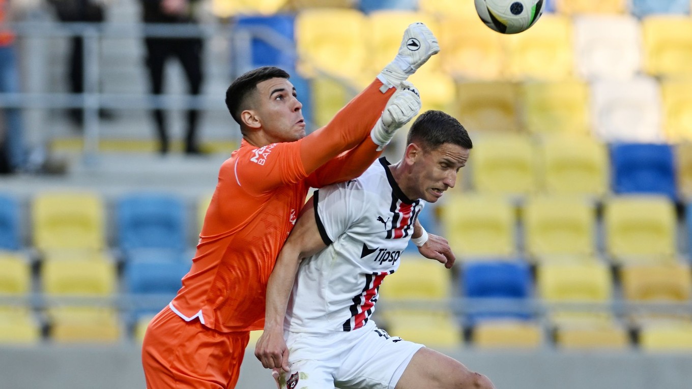 Brankár DAC Leandro Filipe a hráč Trnavy Jakub Paur.