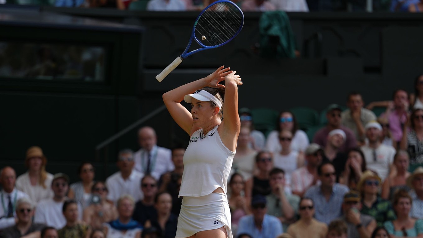 Česká tenistka Linda Nosková vyhadzuje svoju raketu do vzduchu po výhre nad Ukrajinkou Martou Kosťukovou v semifinálovom zápase ženskej dvojhry na grandslamovom turnaji vo Wimbledone.
