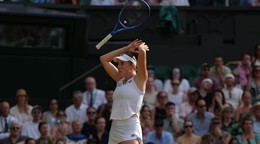 Česká tenistka Linda Nosková vyhadzuje svoju raketu do vzduchu po výhre nad Ukrajinkou Martou Kosťukovou v semifinálovom zápase ženskej dvojhry na grandslamovom turnaji vo Wimbledone.