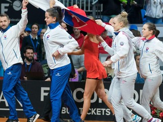 Kapitán slovenského fedcupového tímu Matej Lipták, jeho zverenkyne Viktória Kužmová, Rebecca Šramková a Jana Čepelová 