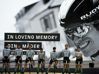 Minútou ticha si uctili pretekári tímu Bahrain-Victorious pamiatku svojho kolegu Gina Mädera. 