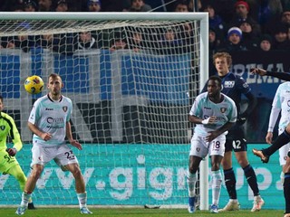 Hráč Atalanty Luis Muriel krásnym volejom dáva gól v zápase proti Salernitane. 