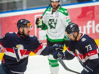 Emile Poirier (Slovan) a Michal Beňo oslavujú gól, v pozadí Marc-Oliver Roy (Nové Zámky) počas 38. kola Tipos extraligy HC Slovan Bratislava - HC Mikron Nové Zámky. 