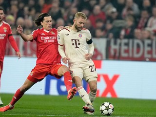 Álvaro Carreras (v strede) a Konrad Laimer v zápase Bayern Mníchov - Benfica Lisabon v Lige majstrov.