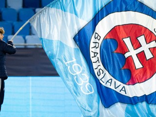 Na snímke hráč futbalovej akadémie ŠK Slovan Bratislava nesie vlajku pred dohrávkou 10. kola futbalovej Niké ligy ŠK Slovan Bratislava – MFK Ružomberok v Bratislave v stredu 3. decembra 2025. FOTO TASR – Jakub Kotian
- Slovensko
- šport
- futbal
- NL
- dohrávka
- kolo
- 10.
- Slovan
- Ružomberok
- BAX