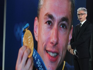 Bývalý britský atlét Jonathan Edwards je svetovým rekordérom v trojskoku. 