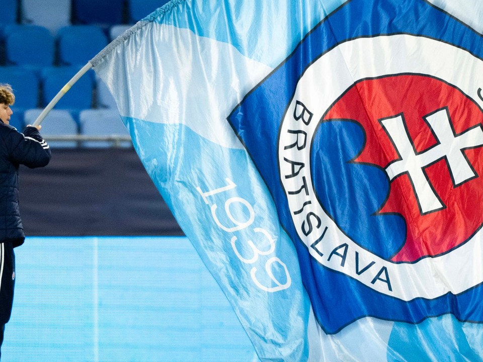 Na snímke hráč futbalovej akadémie ŠK Slovan Bratislava nesie vlajku pred dohrávkou 10. kola futbalovej Niké ligy ŠK Slovan Bratislava – MFK Ružomberok v Bratislave v stredu 3. decembra 2025. FOTO TASR – Jakub Kotian


- Slovensko
- šport
- futbal
- NL
- dohrávka
- kolo
- 10.
- Slovan
- Ružomberok
- BAX