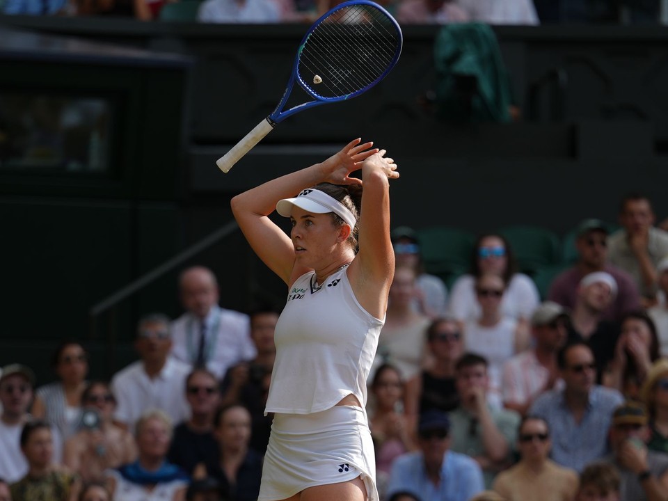 Česká tenistka Linda Nosková vyhadzuje svoju raketu do vzduchu po výhre nad Ukrajinkou Martou Kosťukovou v semifinálovom zápase ženskej dvojhry na grandslamovom turnaji vo Wimbledone.