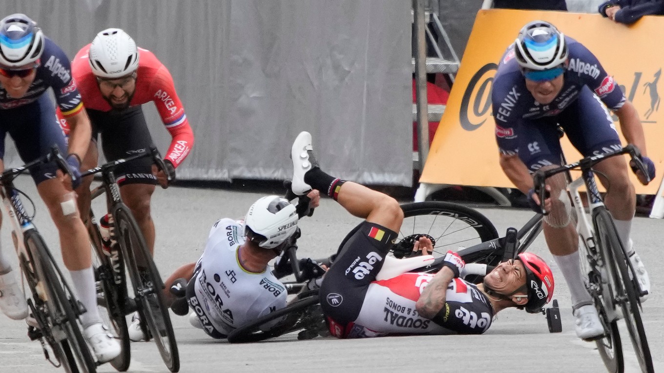 Caleb Ewan zrazil Petra Sagana v závere 3. etapy na Tour de France 2021. 