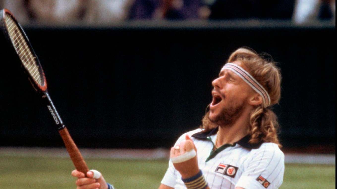 Na archívnej snímke z 5. júla 1980 švédsky tenista Björn Borg reaguje po víťazstve nad Američanom Johnom McEnroeom vo finále mužskej dvojhry vo Wimbledone.