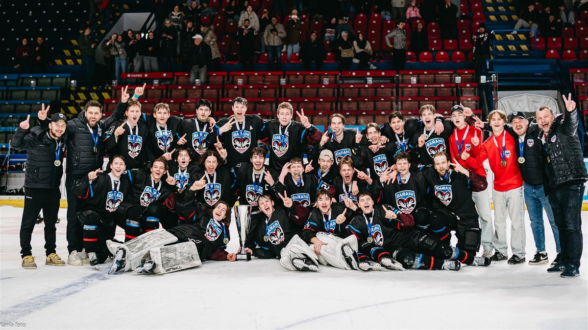 Hokejisti juniorského tímu Barani Banská Bystrica oslavujú zisk titulu