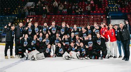 Hokejisti juniorského tímu Barani Banská Bystrica oslavujú zisk titulu
