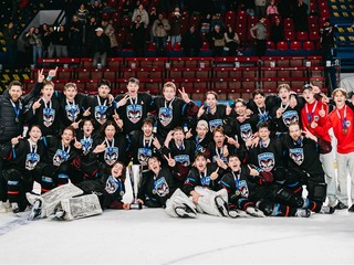 Hokejisti juniorského tímu Barani Banská Bystrica oslavujú zisk titulu