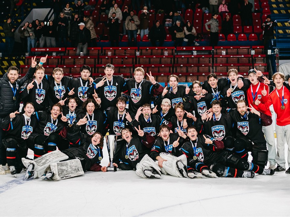 Hokejisti juniorského tímu Barani Banská Bystrica oslavujú zisk titulu
