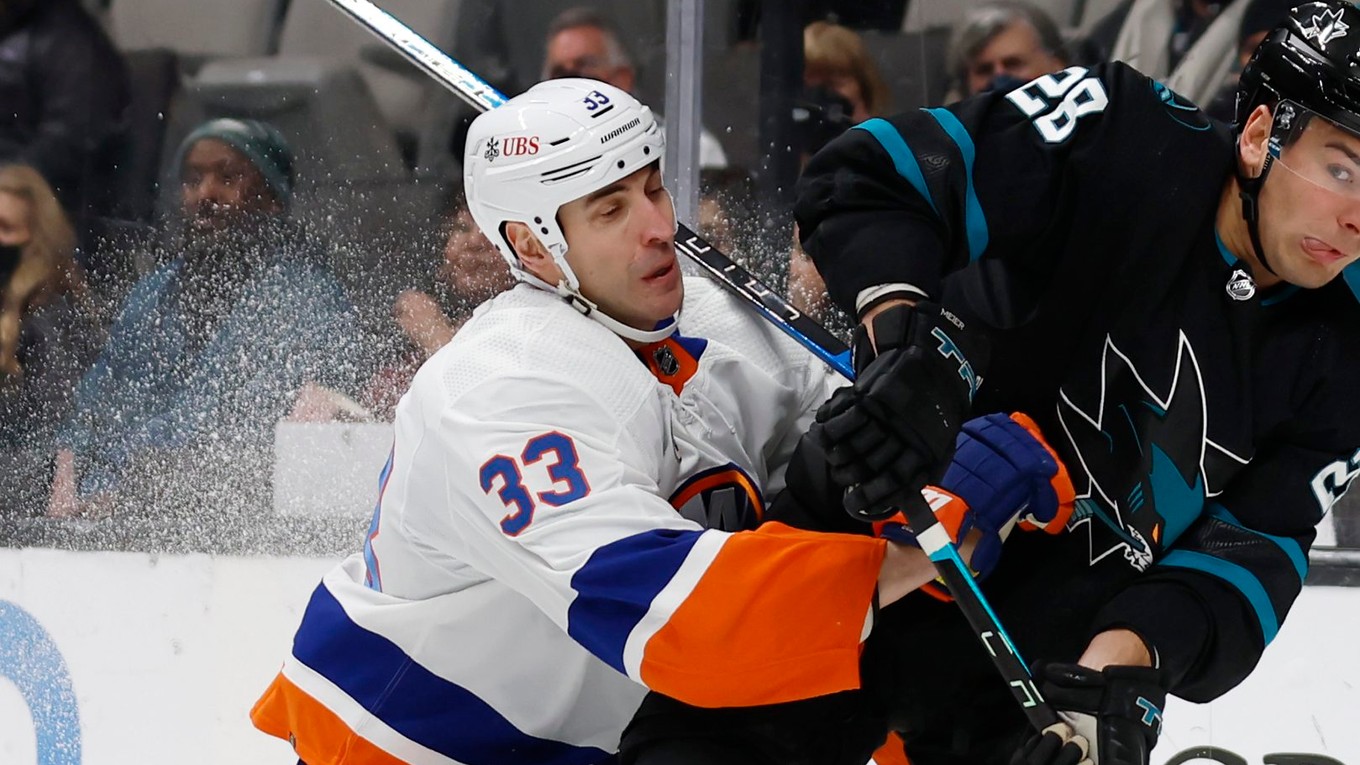 Zdeno Chára v zápase New York Islanders - San Jose Sharks.