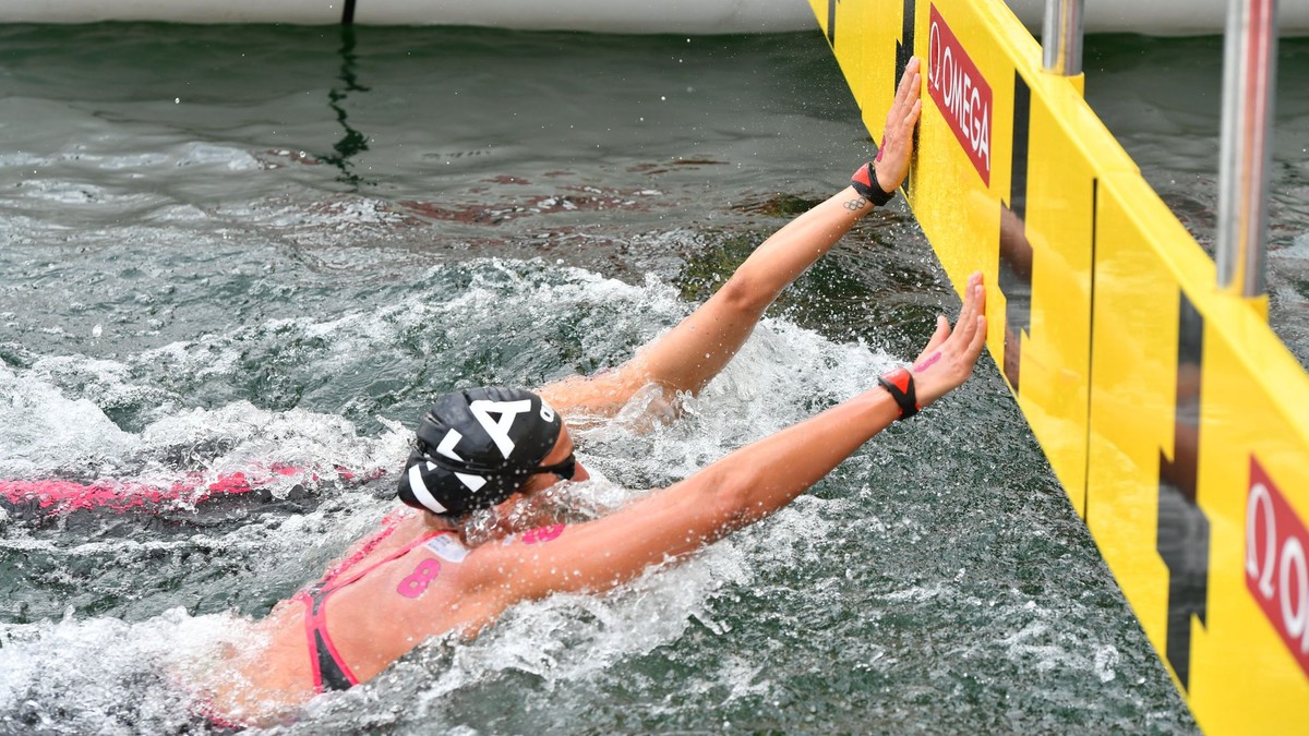 Leonie Becková a Barbara Pozzobonová v cieli pretekov na 10 km na ME v plaveckých športoch 2024.