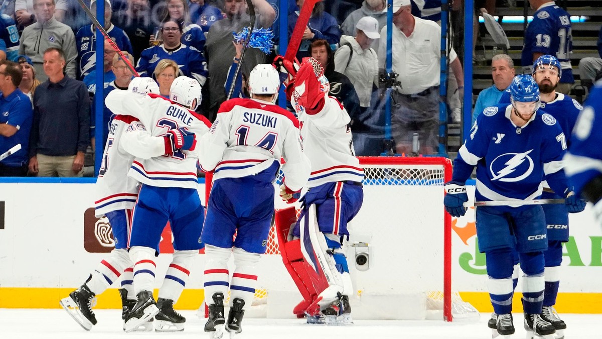 Hokejisti Montrealu Canadiens sa radujú po skončení siedmeho zápasu prvého kola play off zámorskej NHL Tampa Bay Lightning – Montreal Canadiens.