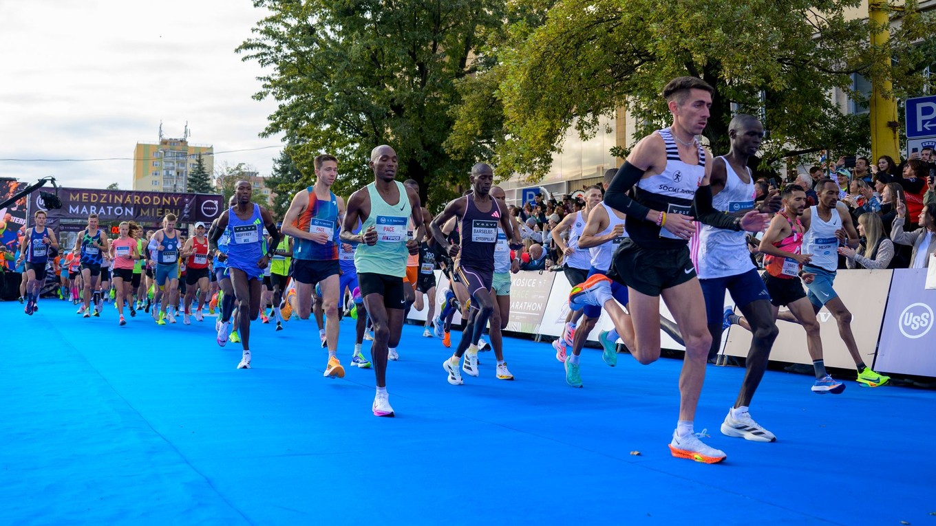 Oficiálny štart maratóncov počas bežeckých pretekov 101. ročníka Medzinárodného maratónu mieru (MMM) v Košiciach. 