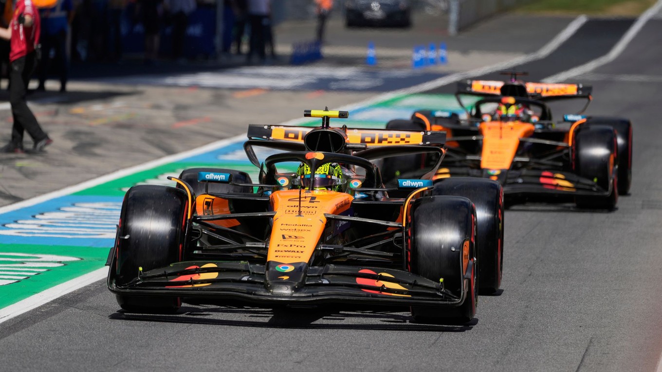 Lando Norris (vpredu) a Oscar Piastri z tímu McLaren počas kvalifikácie na Veľkú cenu Rakúska 2025.
