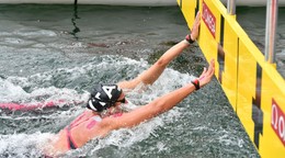 Leonie Becková a Barbara Pozzobonová v cieli pretekov na 10 km na ME v plaveckých športoch 2024.