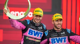 Piloti tímu Alpine Esteban Ocon (vľavo) a Pierre Gasly na pódiu po Veľkej cene Brazílie 2024.