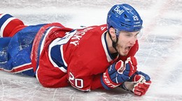 Otrasený Juraj Slafkovský leží na zemi po tvrdom hite od Maxa Croziera. 