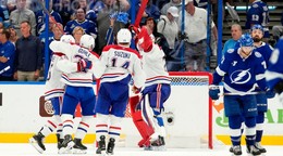Hokejisti Montrealu Canadiens sa radujú po skončení siedmeho zápasu prvého kola play off zámorskej NHL Tampa Bay Lightning – Montreal Canadiens.