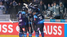 Hokejisti HK Nitra oslavujú gól.