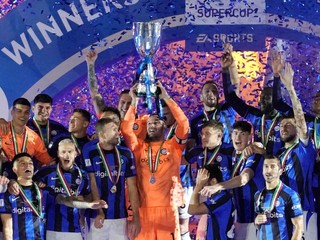 Brankár Samir Handanovič dvíha nad hlavu trofej pre víťaza talianskeho Superpohára.  