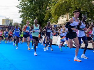 Oficiálny štart maratóncov počas bežeckých pretekov 101. ročníka Medzinárodného maratónu mieru (MMM) v Košiciach. 