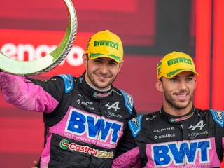 Piloti tímu Alpine Esteban Ocon (vľavo) a Pierre Gasly na pódiu po Veľkej cene Brazílie 2024.