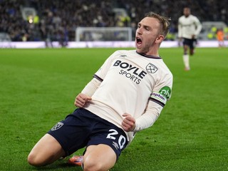 Jarrod Bowen oslavuje gól v zápase 6. kola Premier League medzi Evertonom a West Hamom United.